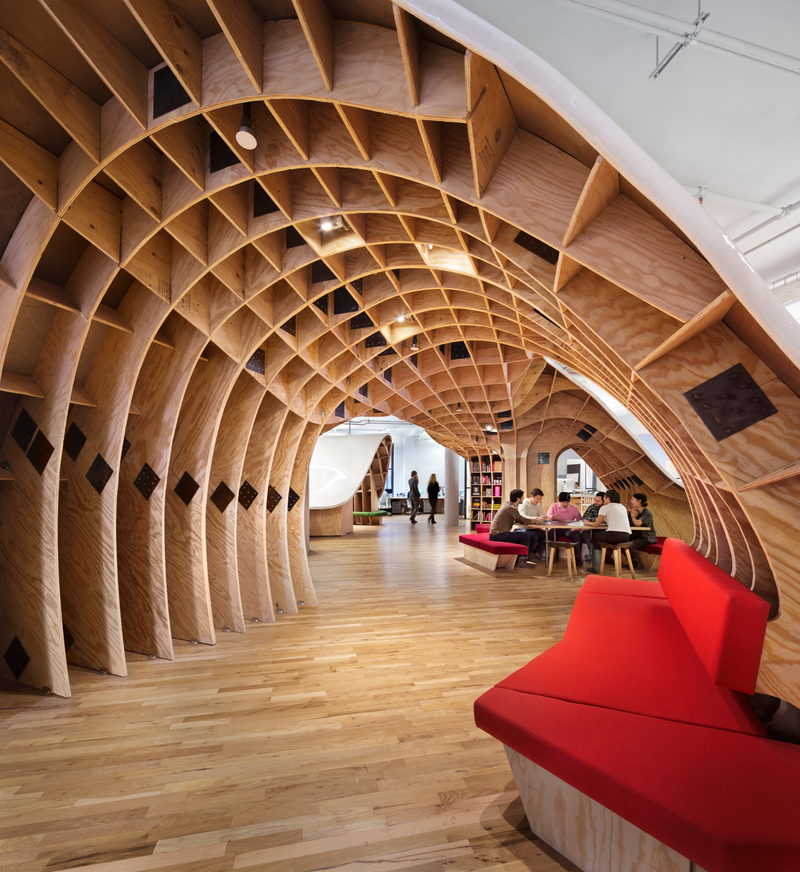 Illustration for article titled This gorgeous office has an endless desk made by robots